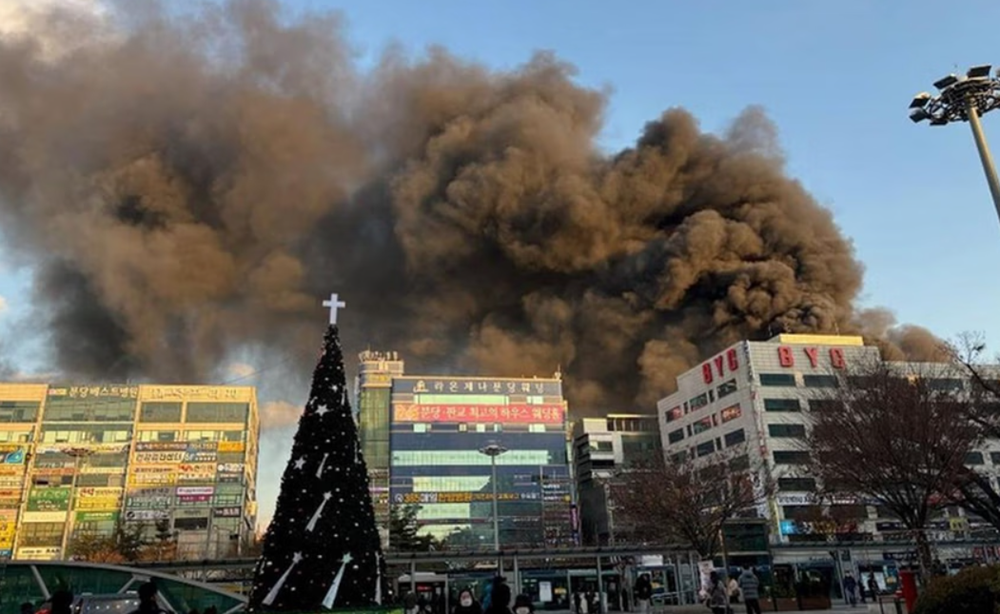 Nóng: Cháy lớn ở Hàn Quốc, hơn 300 người mắc kẹt bên trong tòa nhà 8 tầng, 103 lính cứu hỏa được điều động khẩn cấp - ảnh 1
