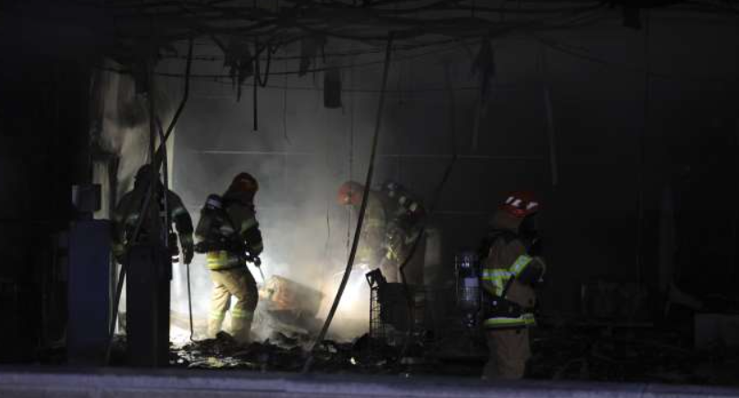 Nóng: Cháy lớn ở Hàn Quốc, hơn 300 người mắc kẹt bên trong tòa nhà 8 tầng, 103 lính cứu hỏa được điều động khẩn cấp - ảnh 2