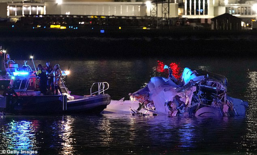 Tai nạn máy bay tại Mỹ khiến 67 người tử vong, là thảm họa hàng không kinh hoàng nhất trong hơn 20 năm - ảnh 2