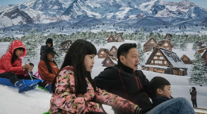 Nền kinh tế lớn nhất Đông Nam Á lung lay: Người dân hạn chế chi tiêu, mua quần áo mới cũng phải ‘nâng lên đặt xuống’  - ảnh 1