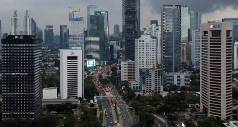 Nền kinh tế lớn nhất Đông Nam Á lung lay: Người dân hạn chế chi tiêu, mua quần áo mới cũng phải ‘nâng lên đặt xuống’  - ảnh 2