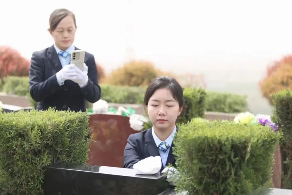 Gen Z bỏ làm văn phòng về quê làm nghề 'mỗi ngày lạy hàng trăm lần', thu nhập 14 triệu đồng/tháng - ảnh 2