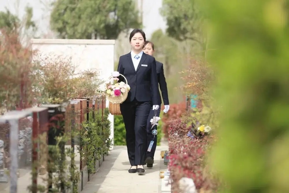 Gen Z bỏ làm văn phòng về quê làm nghề 'mỗi ngày lạy hàng trăm lần', thu nhập 14 triệu đồng/tháng - ảnh 1