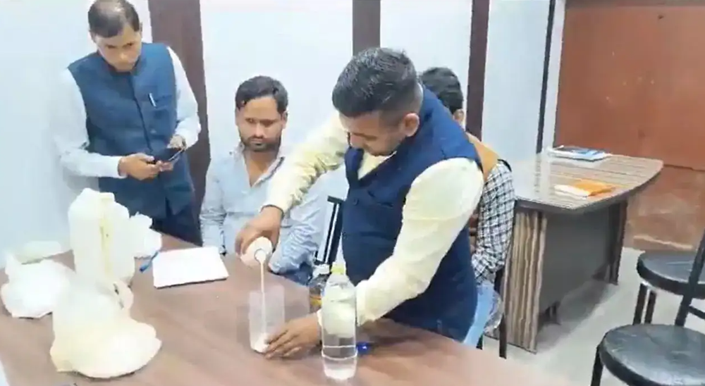 Phát hiện cơ sở bán sữa giả suốt 20 năm: Dùng hóa chất cực độc, tạo 500 lít sữa từ 1 lít 'dung dịch lạ' - ảnh 1