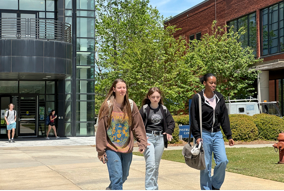 Báo động hơn 1.000 du học sinh ở Mỹ bị hủy thị thực, có thể bị bắt giam - ảnh 1