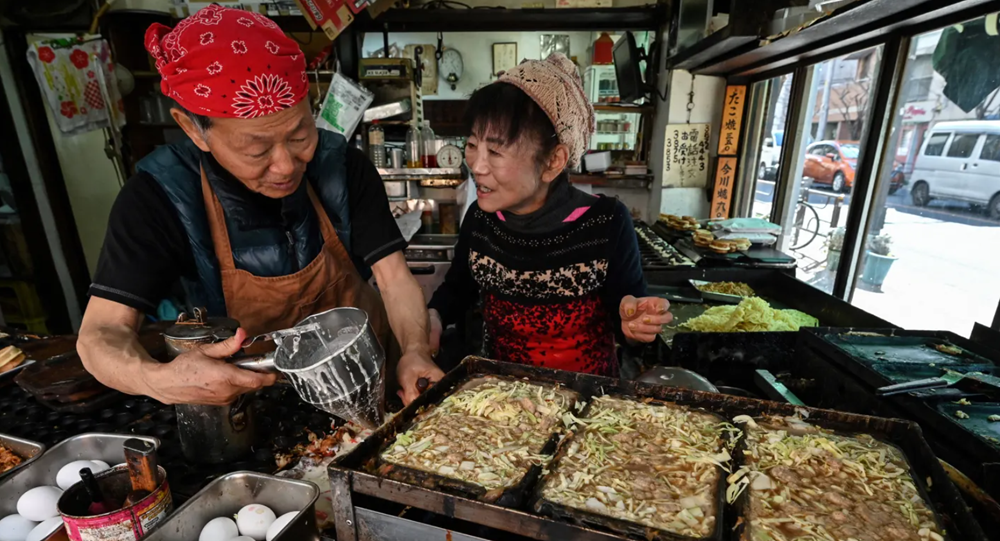 Giá cả tại Nhật tiếp tục leo thang nhưng BOJ có thể chỉ nâng lãi suất một lần từ nay đến 2027 - ảnh 1