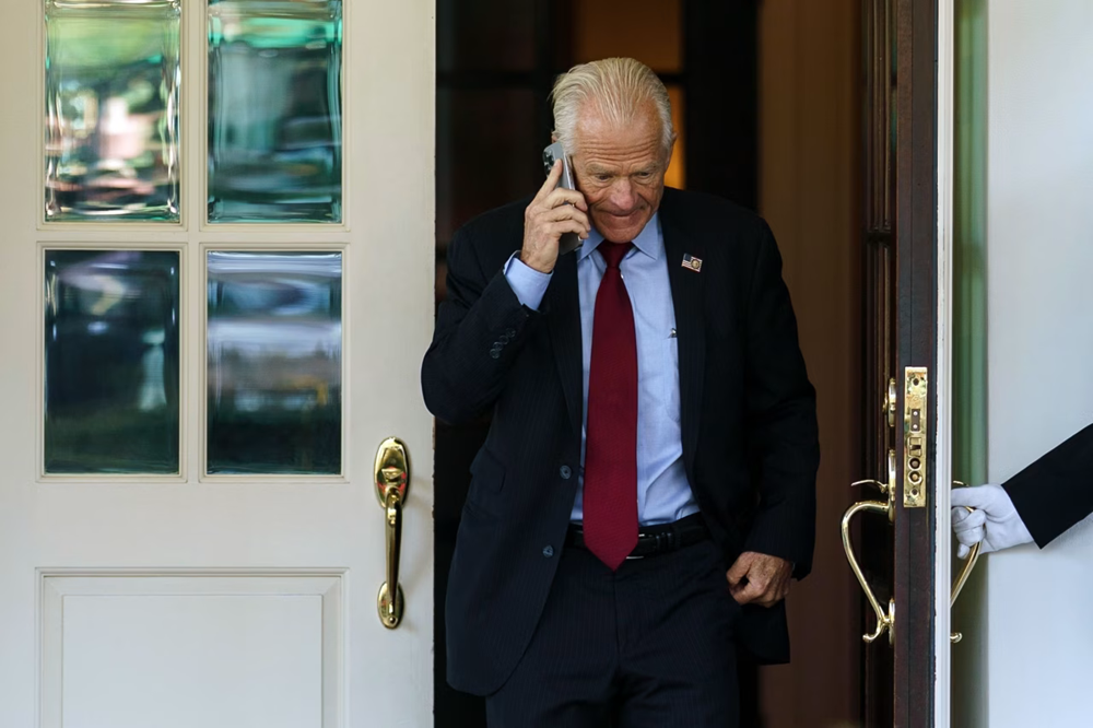 Phút vắng mặt 'định mệnh': Cố vấn thân tín không có mặt, chính sách thuế quan của ông Trump lập tức đảo chiều - ảnh 1