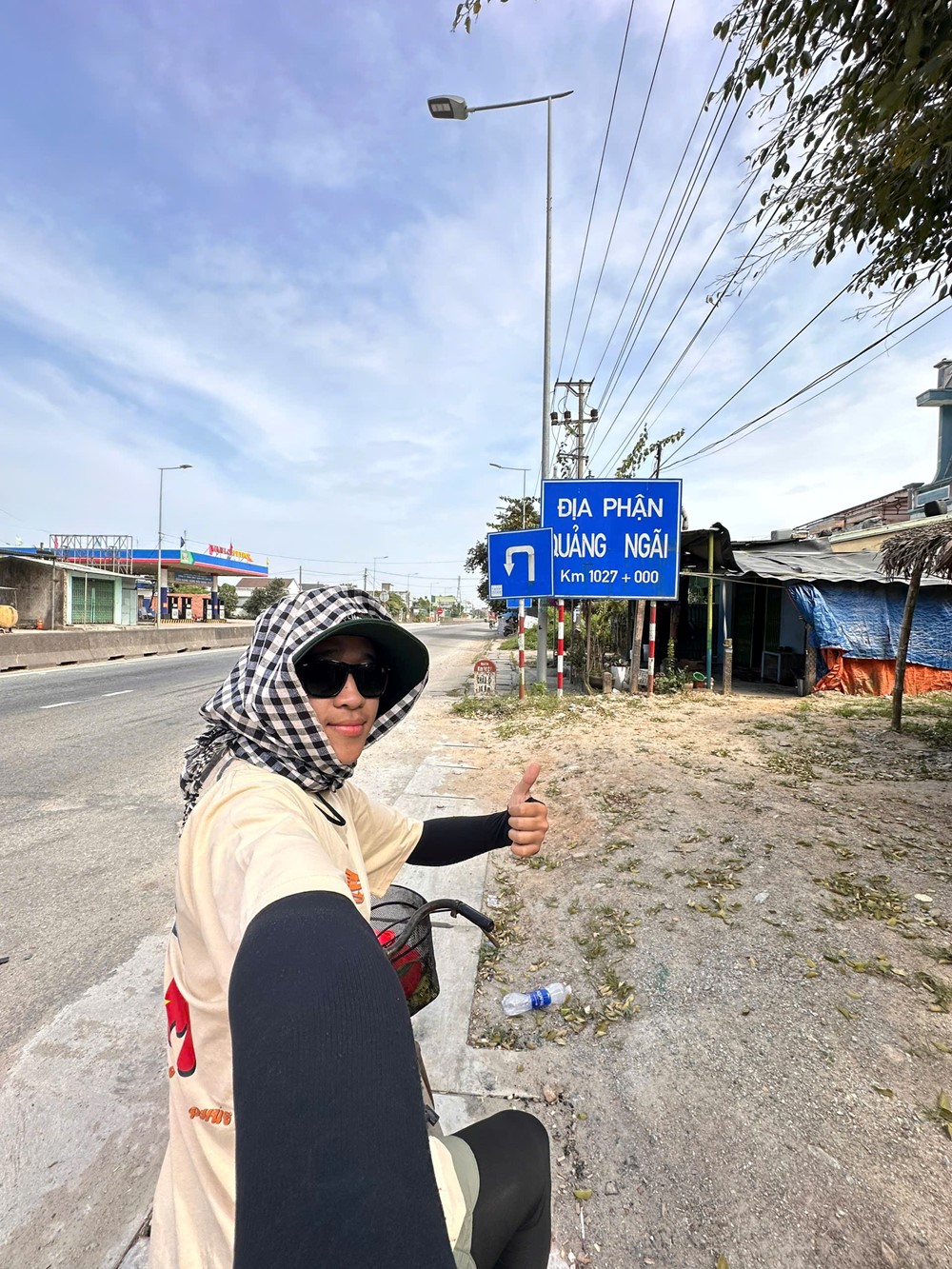 Chàng trai 24 tuổi đạp 1.700km vào TP. HCM xem lễ diễu binh 30/4, càng đi càng yêu đất nước nhiều hơn - ảnh 4