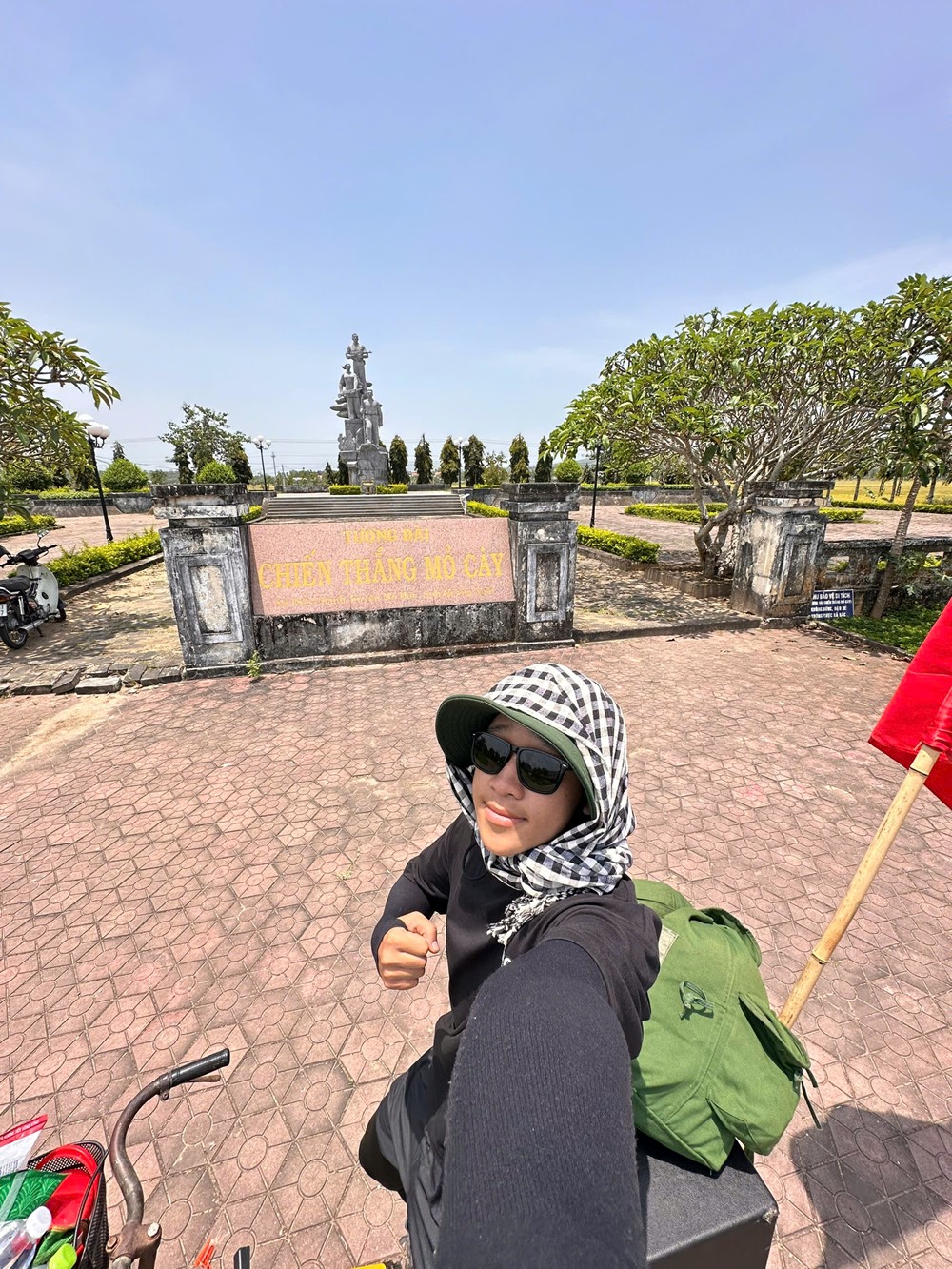 Chàng trai 24 tuổi đạp 1.700km vào TP. HCM xem lễ diễu binh 30/4, càng đi càng yêu đất nước nhiều hơn - ảnh 1