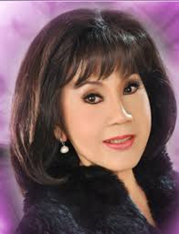 Nữ bầu show 80 tuổi 'thét ra lửa' trong giới nghệ sĩ hải ngoại: Được tỷ phú Mỹ đưa đón bằng chuyên cơ, nửa đời ở vậy, từng có nhà hàng, tiệm mỹ phẩm giữa thủ đô nước Pháp - ảnh 1