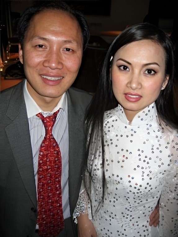 Nữ bầu show 80 tuổi 'thét ra lửa' trong giới nghệ sĩ hải ngoại: Được tỷ phú Mỹ đưa đón bằng chuyên cơ, nửa đời ở vậy, từng có nhà hàng, tiệm mỹ phẩm giữa thủ đô nước Pháp - ảnh 4