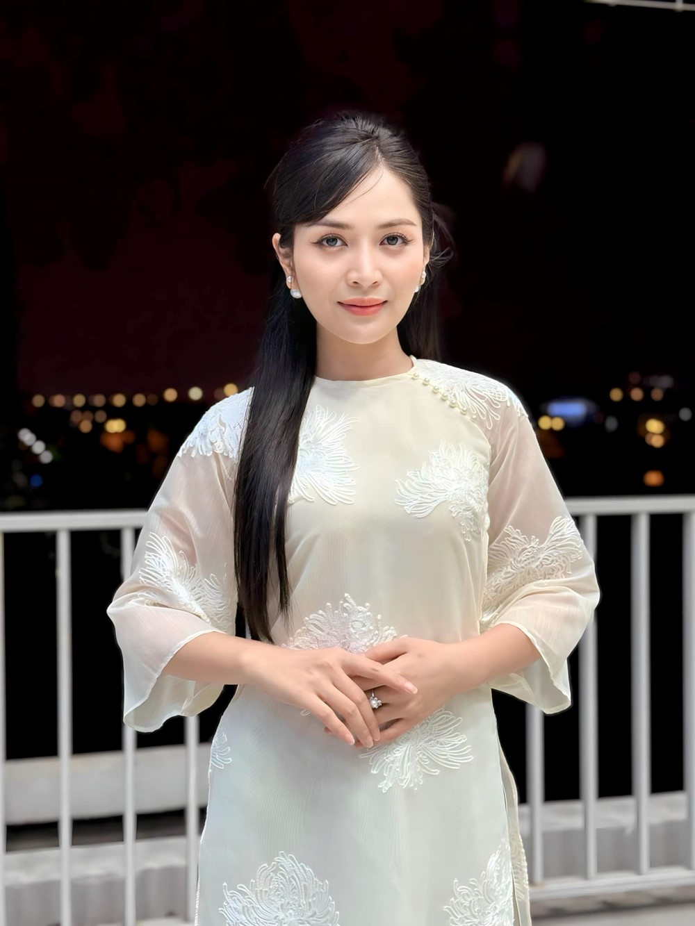 Nữ ca sĩ trẻ quê Đắk Lắk tốt nghiệp trường nhạc nổi tiếng nhưng chỉ đi hát bè, đổi đời nhờ một bài hát dịp 30/4, già trẻ ai cũng thuộc, ngày chạy 4 - 5 show khắp các tỉnh - ảnh 5