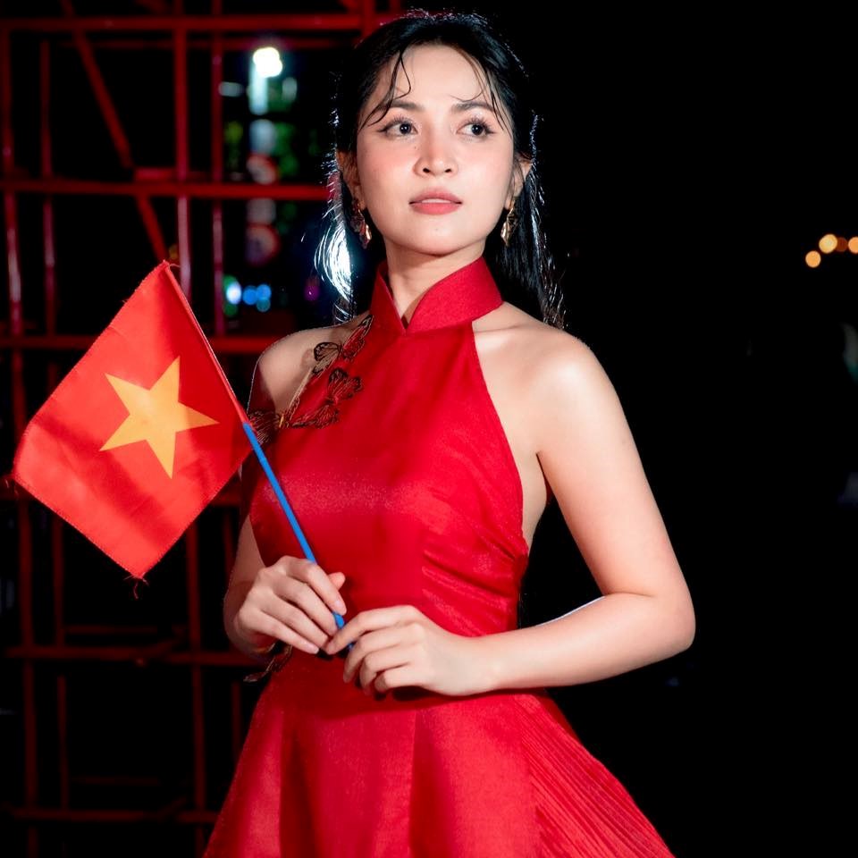 Nữ ca sĩ trẻ quê Đắk Lắk tốt nghiệp trường nhạc nổi tiếng nhưng chỉ đi hát bè, đổi đời nhờ một bài hát dịp 30/4, già trẻ ai cũng thuộc, ngày chạy 4 - 5 show khắp các tỉnh - ảnh 1