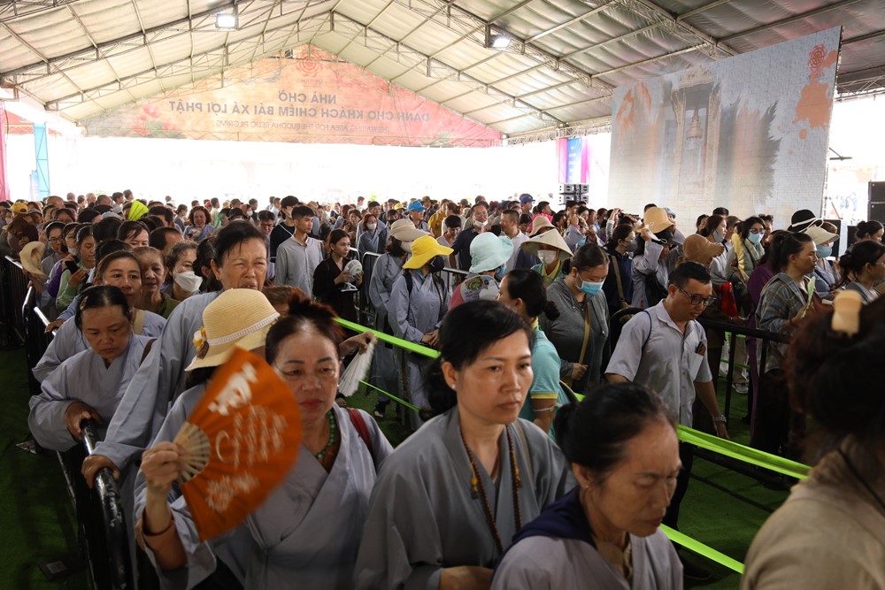 Biển người đổ về chùa Thanh Tâm để chiêm bái Xá lợi Đức Phật bất chấp thời tiết nắng nóng - ảnh 2