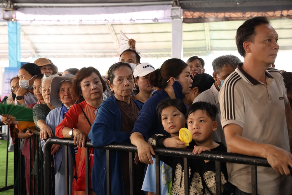 Biển người đổ về chùa Thanh Tâm để chiêm bái Xá lợi Đức Phật bất chấp thời tiết nắng nóng - ảnh 8