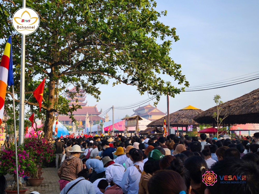 Biển người đổ về chùa Thanh Tâm để chiêm bái Xá lợi Đức Phật bất chấp thời tiết nắng nóng - ảnh 1