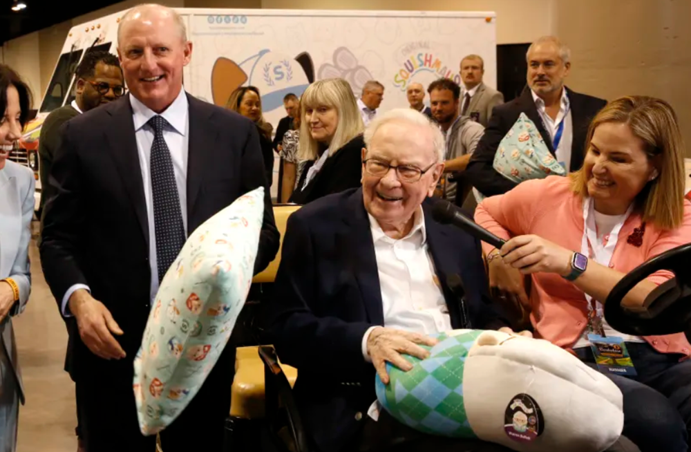 Huyền thoại Warren Buffett quyết định từ chức sau gần 60 năm chèo lái: Tập đoàn hơn 1.000 tỷ USD chính thức có tân CEO - ảnh 1