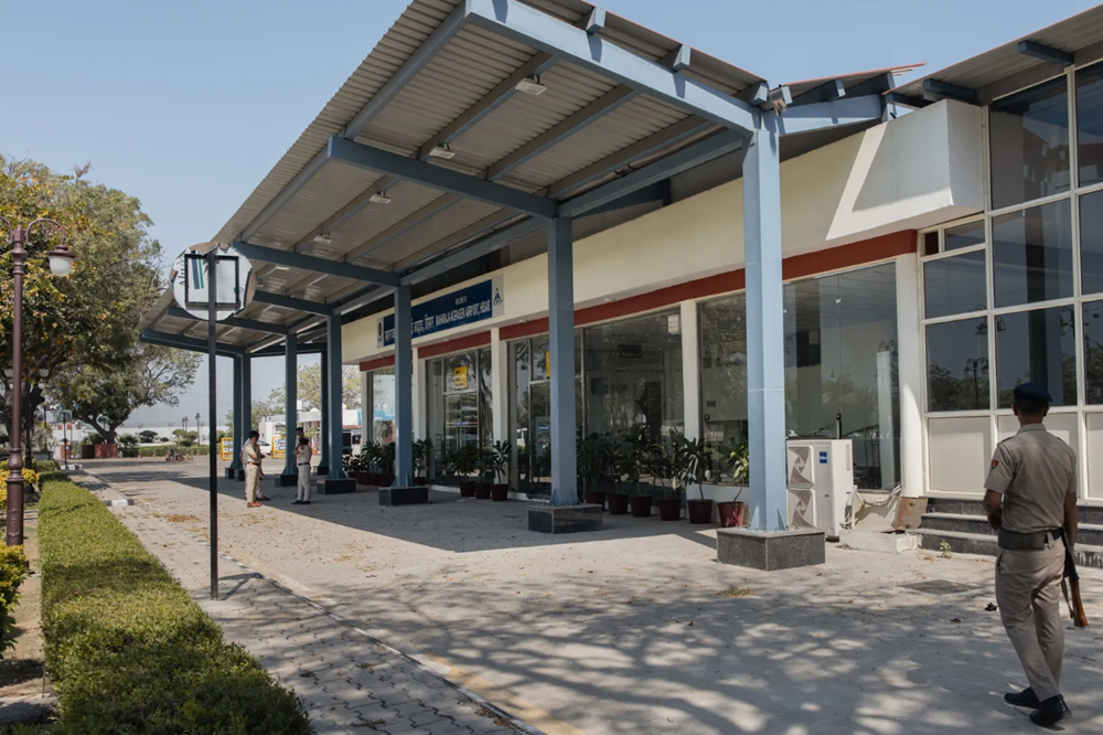 Hàng loạt sân bay bị 'đắp chiếu': Chuyện gì đã xảy ra? - ảnh 1