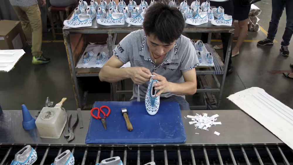 Nền kinh tế lớn thứ 2 thế giới lung lay: Hàng loạt nhà máy dừng hoạt động, người dân ngậm ngùi chịu lương thấp  - ảnh 1