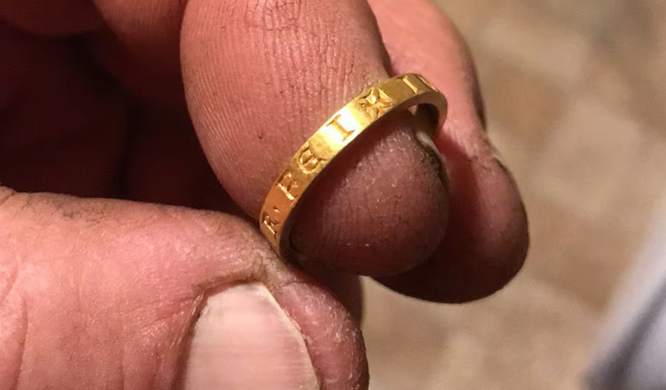 Phát hiện 'kho báu' thời Trung Cổ trị giá hơn 1 tỷ đồng - ảnh 2