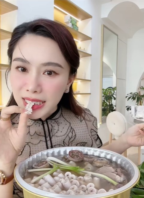 'Phú bà' miền Tây là MC nổi tiếng đài Vĩnh Long: Rất xinh, 40 tuổi vẫn trẻ như gái đôi mươi, lên video ăn lòng se điếu cũng hút 4 triệu lượt xem - ảnh 2