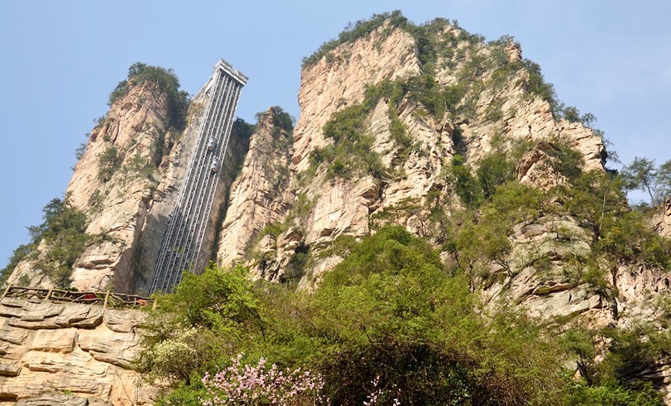 Huy động nhân công, láng giềng Việt Nam xây dựng thang máy ngoài trời cao nhất thế giới với vốn đầu tư hơn 670 tỷ đồng - ảnh 1