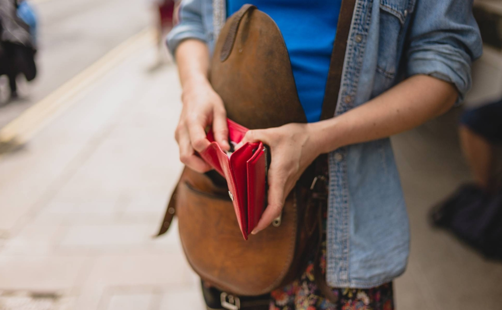 Nền kinh tế lớn thứ 4 thế giới lung lay: Người dân hạn chế chi tiêu, đến mua thịt cũng phải cân nhắc - ảnh 1