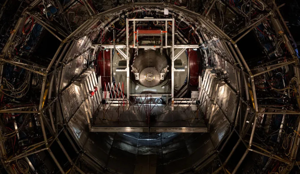 Phát minh siêu cỗ máy lớn nhất thế giới có khả năng biến chì thành vàng - ảnh 1