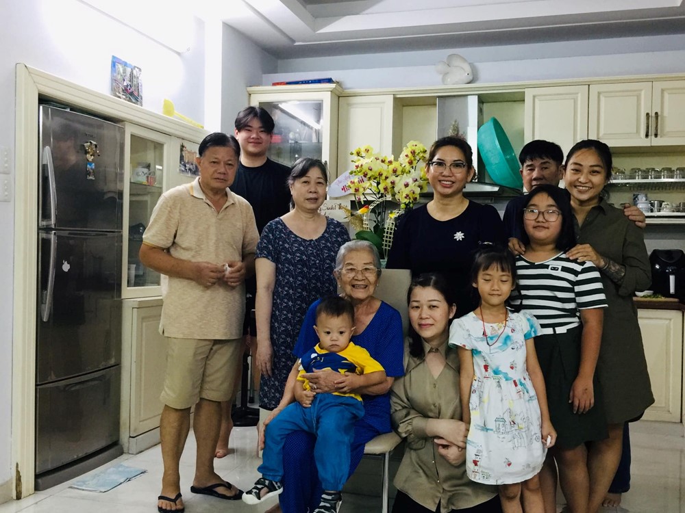 Nữ NSƯT là vợ của cố nhạc sĩ nổi tiếng cả nước, U100 sống cùng con gái trong căn nhà 30 tỷ, vẫn tự lái xe máy đi đóng phim - ảnh 5