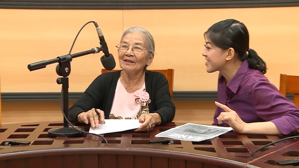 Nữ NSƯT là vợ của cố nhạc sĩ nổi tiếng cả nước, U100 sống cùng con gái trong căn nhà 30 tỷ, vẫn tự lái xe máy đi đóng phim - ảnh 2