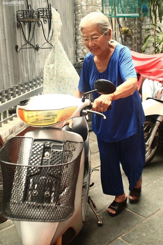 Nữ NSƯT là vợ của cố nhạc sĩ nổi tiếng cả nước, U100 sống cùng con gái trong căn nhà 30 tỷ, vẫn tự lái xe máy đi đóng phim - ảnh 4