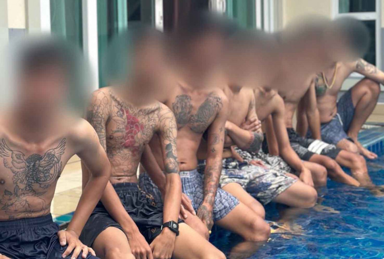 Bắt giữ nhóm tội phạm lừa đảo, thu giữ 49 sổ ngân hàng, 49 thẻ ATM, 66 điện thoại di động - ảnh 1