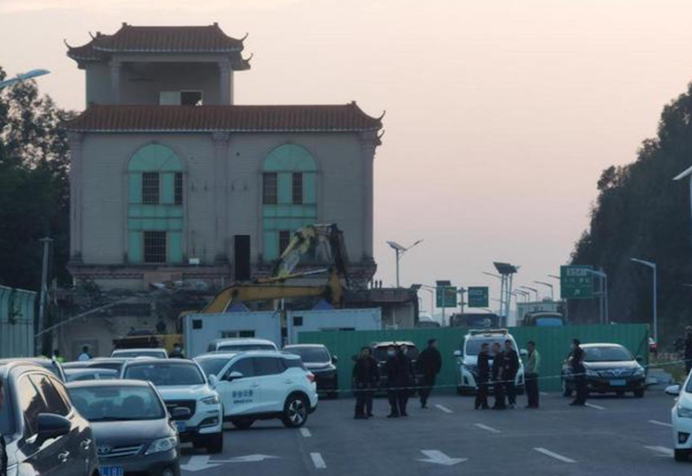 Lấn chiếm đất công, biệt phủ nằm án ngữ giữa tuyến đường huyết mạch chính thức bị phá dỡ - ảnh 2