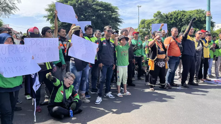 Nóng: 25.000 tài xế Grab, Shopee tắt app, biểu tình ở nền kinh tế lớn nhất Đông Nam Á - ảnh 1