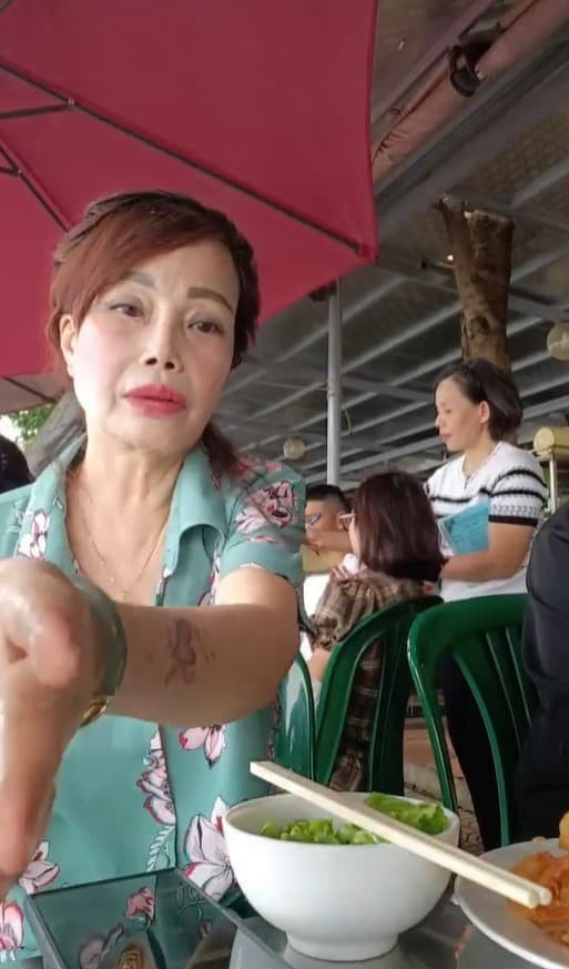 Nhan sắc 'cô dâu' U70 Thu Sao sau 7 năm cưới chồng trẻ kém 36 tuổi, ở nhà vẫn được gọi là 'cô bé mãi không chịu lớn' - ảnh 2