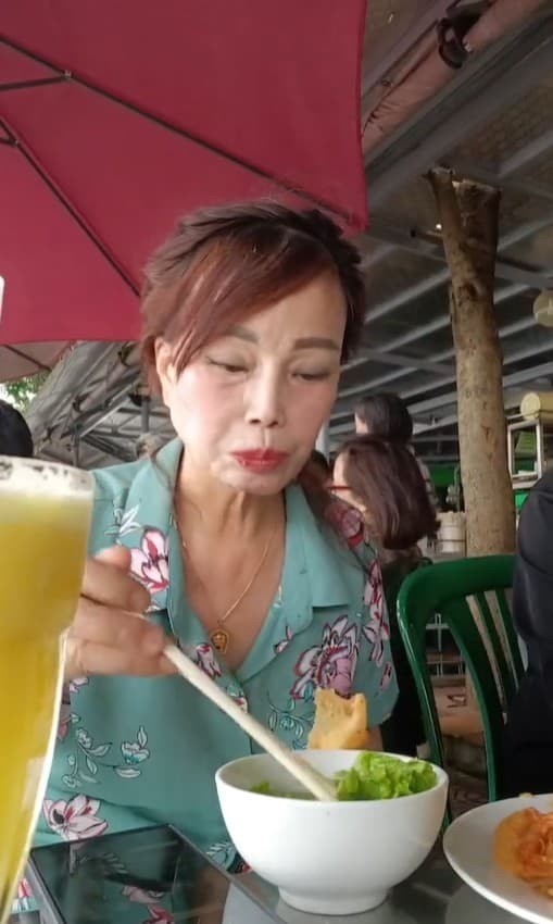 Nhan sắc 'cô dâu' U70 Thu Sao sau 7 năm cưới chồng trẻ kém 36 tuổi, ở nhà vẫn được gọi là 'cô bé mãi không chịu lớn' - ảnh 1