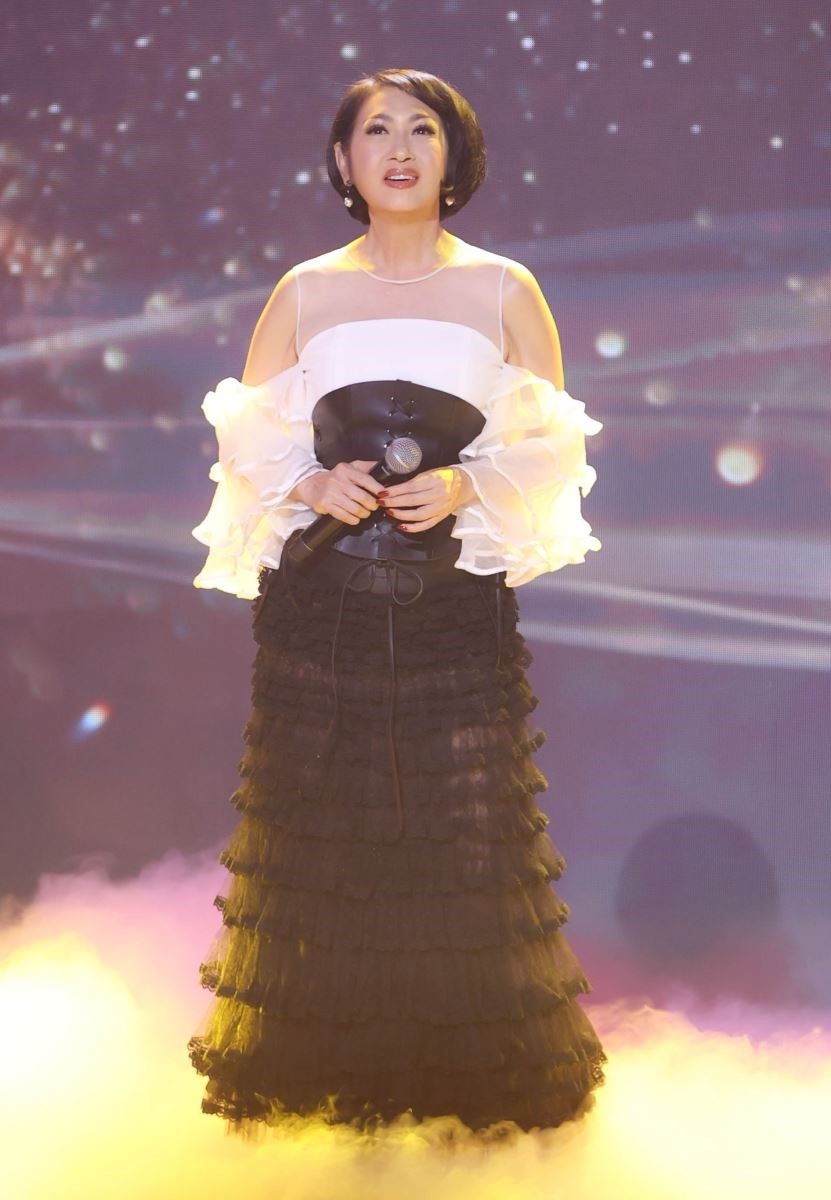 Nữ danh ca nổi tiếng đông con nhất Việt Nam: 32 tuổi mới đi hát, U70 viên mãn bên chồng thứ ba cùng 9 con và các cháu - ảnh 5