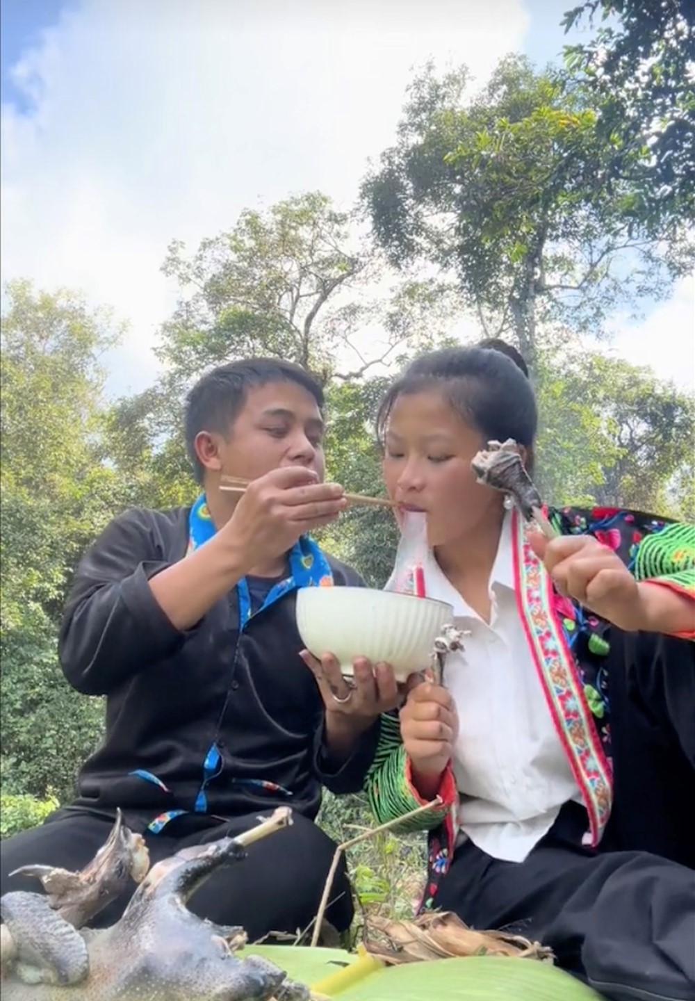 Cô gái dân tộc 23 tuổi là 'trùm' miến dong nổi tiếng cả nước: Từng nghèo không có tiền đi đẻ, nay doanh thu 4 tỷ/tháng, tài sản nhiều người mơ - ảnh 3