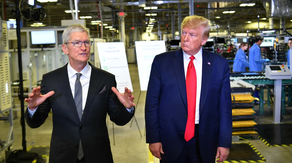 'Dằn mặt' Tim Cook: Ông Trump bất ngờ tuyên bố Apple sẽ phải trả thuế 25% nếu iPhone không sản xuất tại Mỹ - ảnh 1