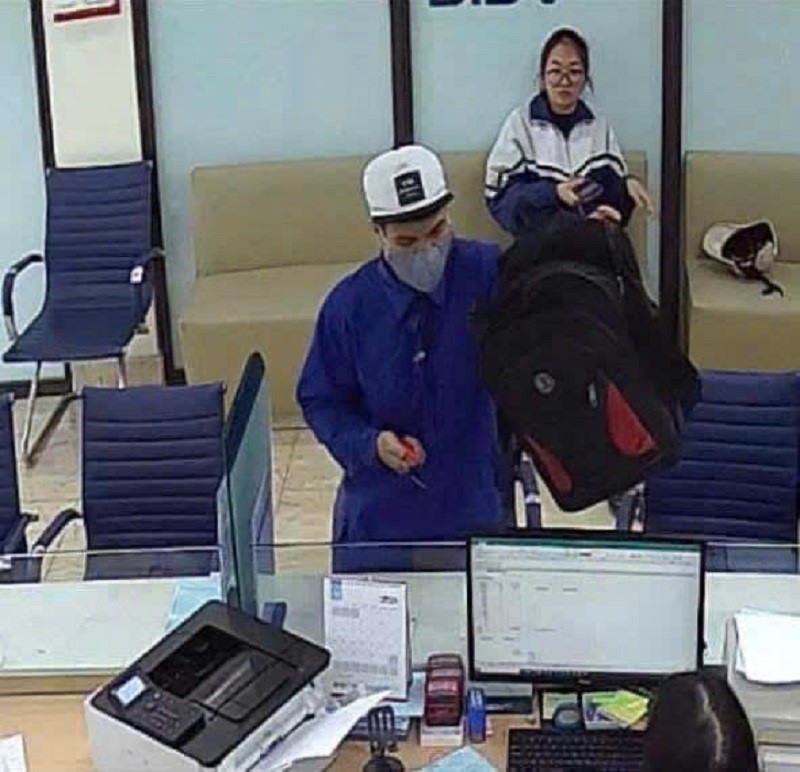 Tìm nghi phạm cướp ngân hàng cao 1,7m, ai thấy gọi ngay 0902.234.668 - ảnh 1