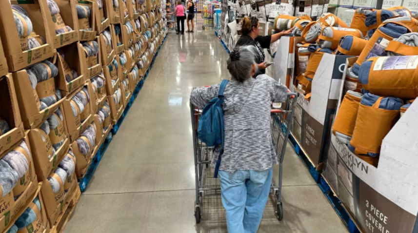 Người dân đi xa, chấp nhận xếp hàng dài mua rượu, giấy vệ sinh giá rẻ: Chuyện gì xảy ra?  - ảnh 1