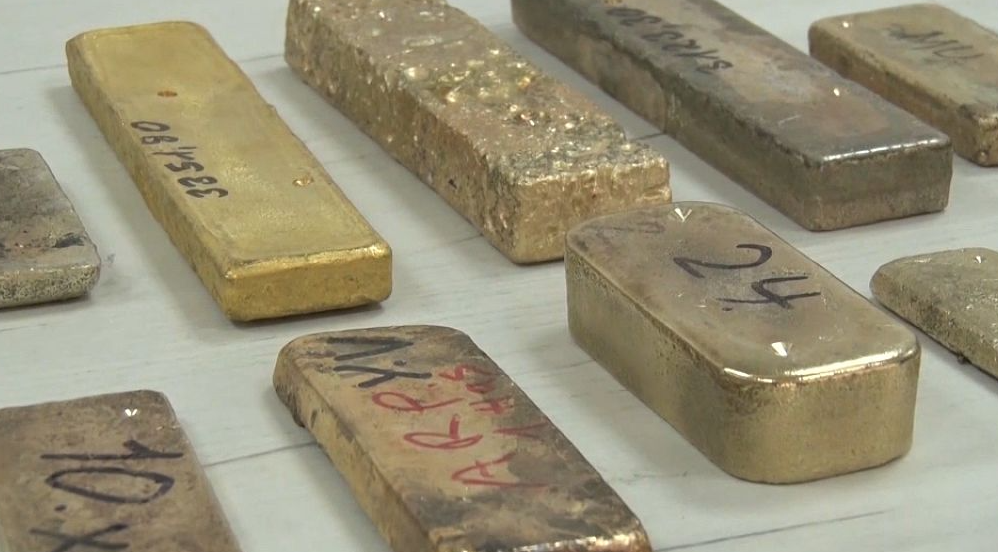 13 tiếng khám xét chiếc ô tô chuẩn bị vượt biên, thu giữ khẩn cấp hơn 100 cân vàng trị giá 146 tỷ đồng - ảnh 1