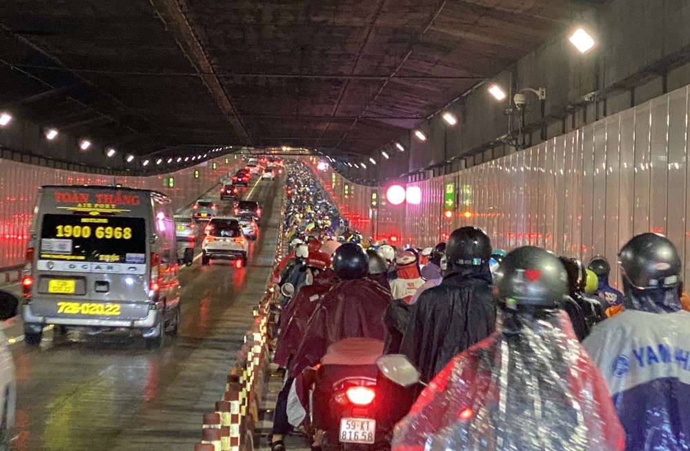 Đốt hầm lớn nhất Đông Nam Á nặng 27.000 tấn chìm sâu xuống nước sau một tiếng rầm lớn, 1.500 người Việt Nam làm nên kỳ tích  - ảnh 3