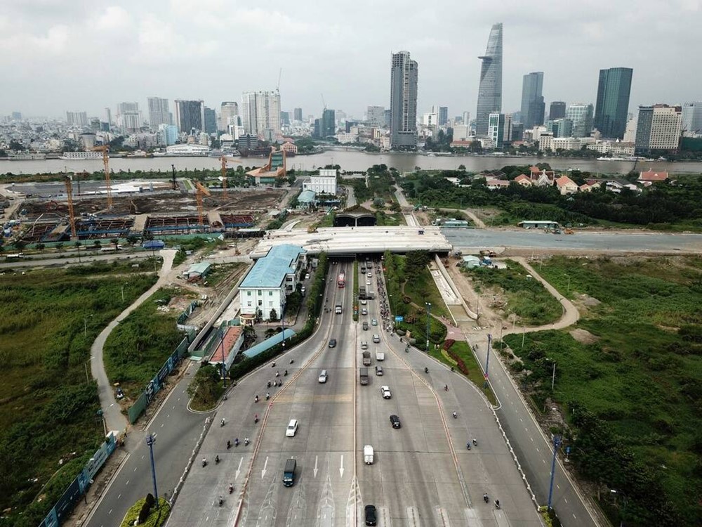 Đốt hầm lớn nhất Đông Nam Á nặng 27.000 tấn chìm sâu xuống nước sau một tiếng rầm lớn, 1.500 người Việt Nam làm nên kỳ tích  - ảnh 1