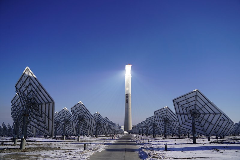 Láng giềng Việt Nam khiến cả thế giới kinh ngạc, ghép 14.500 tấm gương để biến ánh sáng thành điện, nhà máy rộng bằng 600 sân bóng gộp lại, đẹp như phim trường điện ảnh - ảnh 3