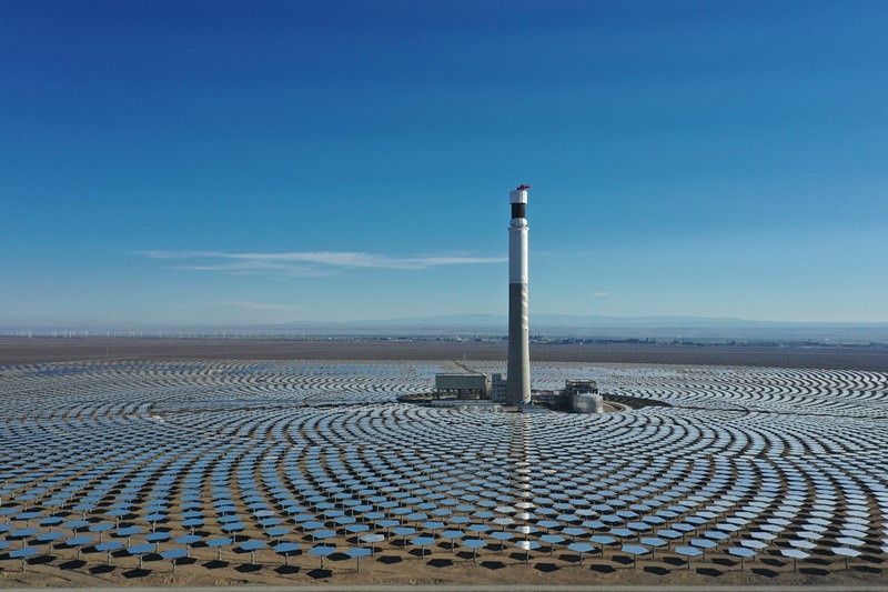 Láng giềng Việt Nam khiến cả thế giới kinh ngạc, ghép 14.500 tấm gương để biến ánh sáng thành điện, nhà máy rộng bằng 600 sân bóng gộp lại, đẹp như phim trường điện ảnh - ảnh 1