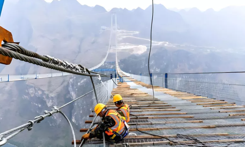 Cuối tháng này sẽ khánh thành cây cầu cao nhất thế giới: Nhà thầu Trung Quốc xây dựng vượt tiến độ, vốn đầu tư 7.300 tỷ đồng - ảnh 2