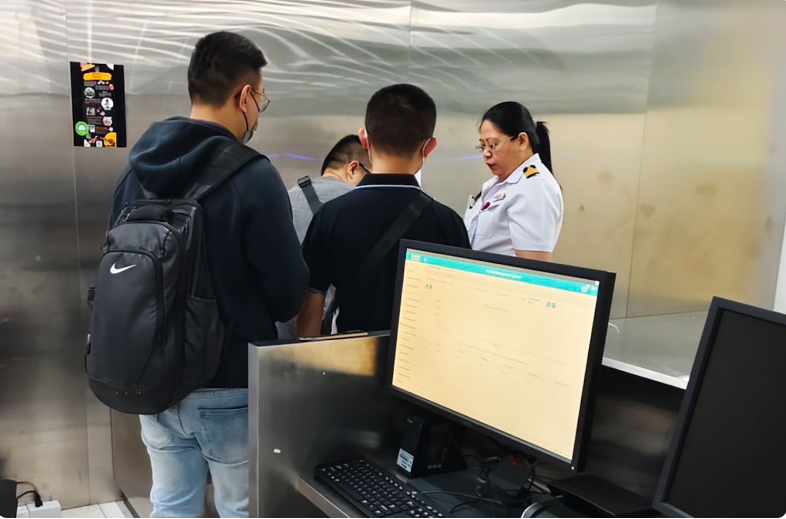 Máy quét bất ngờ phát hiện 19 chiếc điện thoại di động trong hành lý ký gửi, bắt khẩn cấp 3 đối tượng lừa đảo - ảnh 1