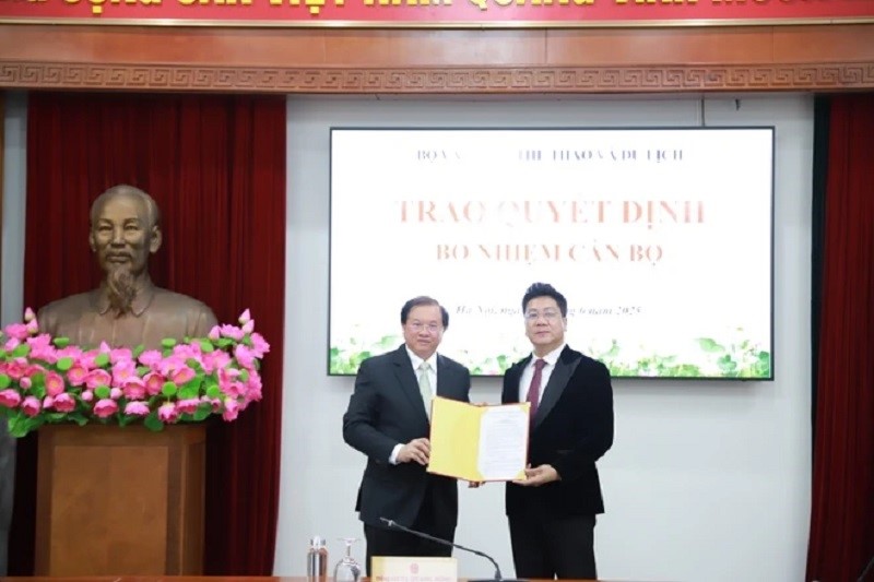 Tiến sĩ, NSND vừa được Bộ Văn hóa bổ nhiệm chức Giám đốc Học viện: Sở hữu giọng trầm 'hay nhất Việt Nam', U50 hạnh phúc bên vợ đồng môn cùng 2 con gái - ảnh 1