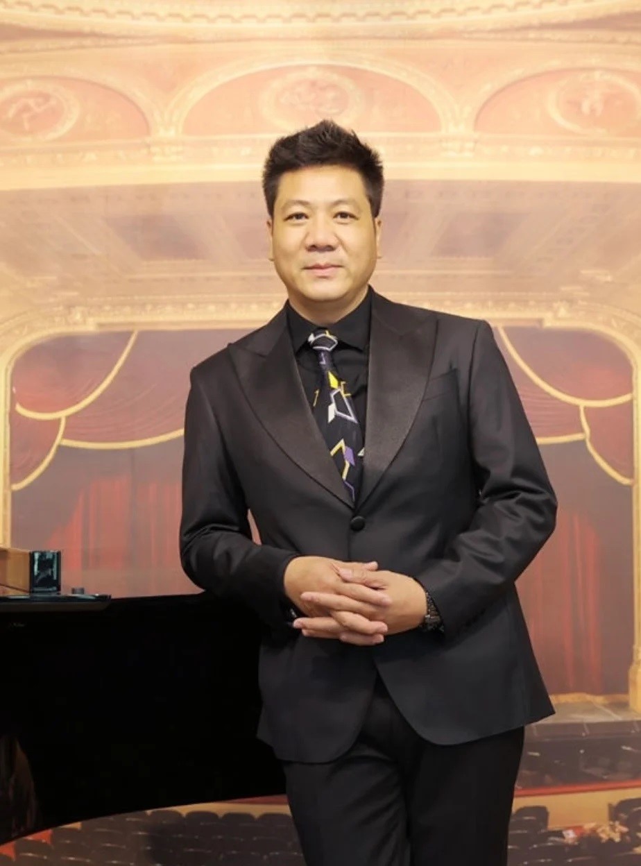 Tiến sĩ, NSND vừa được Bộ Văn hóa bổ nhiệm chức Giám đốc Học viện: Sở hữu giọng trầm 'hay nhất Việt Nam', U50 hạnh phúc bên vợ đồng môn cùng 2 con gái - ảnh 3